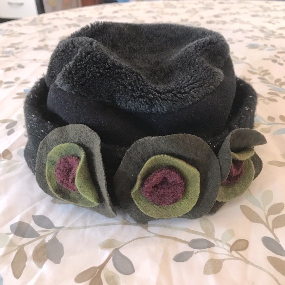 Women’s winter hat with flowers